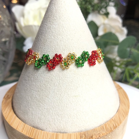 Christmas Holiday Bracelet Reindeer Charm Gold Red Green Beaded Heart Clasp New - Picture 3 of 4